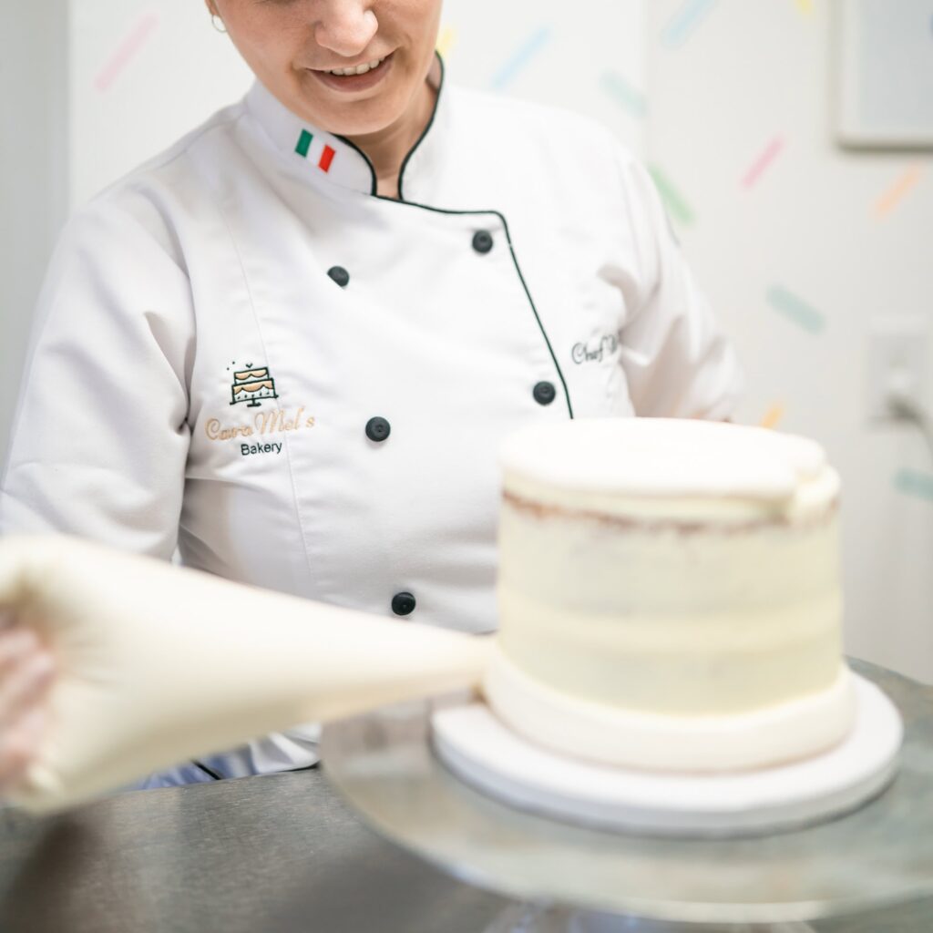 Effortless piping and decorating by CaraMel's Bakery