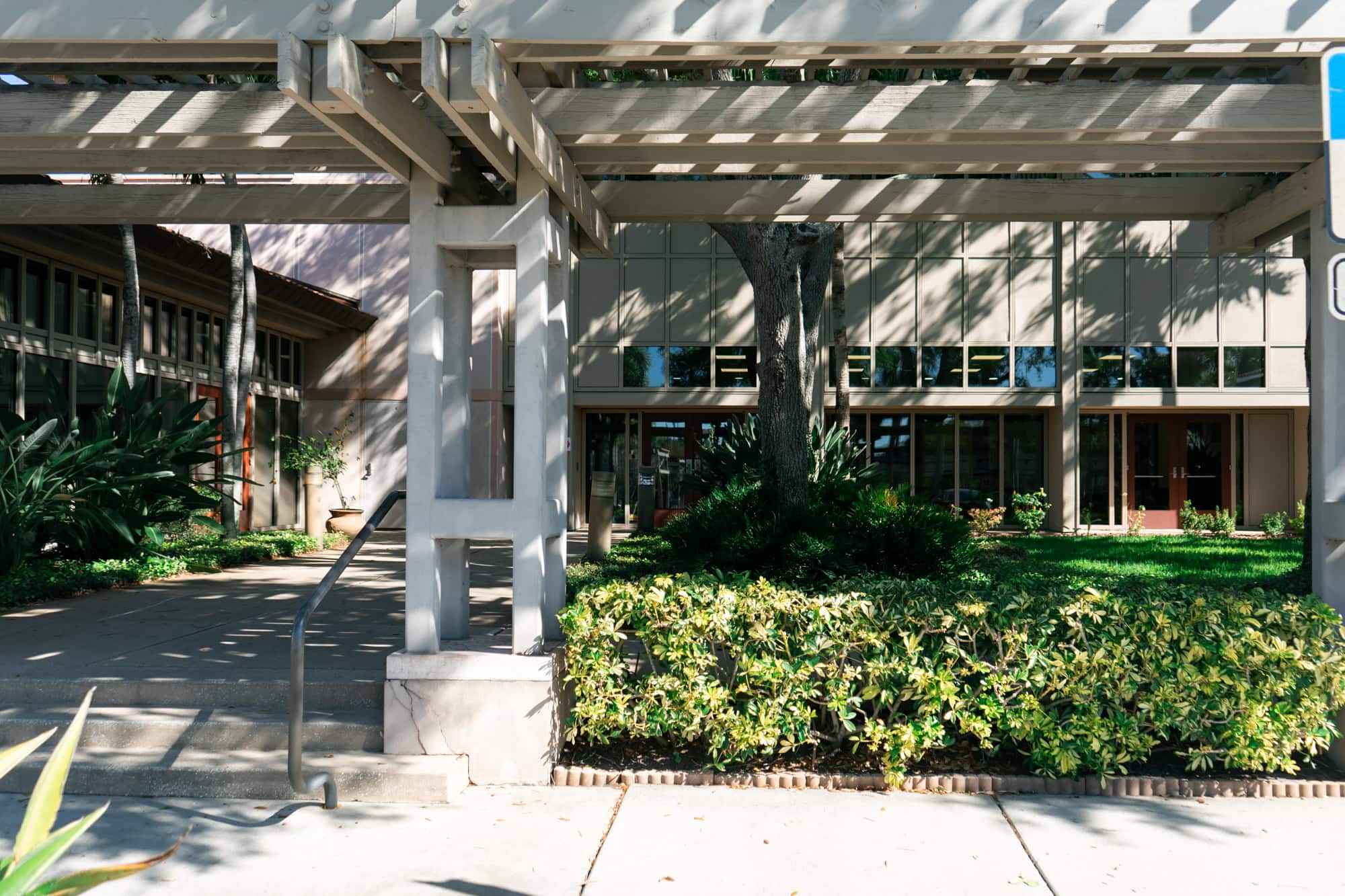 Pergolas and courtyard by the main entrance of the Poynter Institute